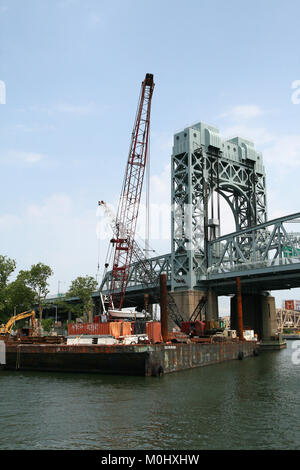 Bau Kran durch die Harlem River Hubbrücke, Harlem River, Upper Manhattan, New York City, New York State, USA. Stockfoto