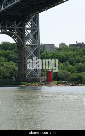 Kleine rote Leuchtturm, (offiziell Jeffrey Hook's Licht) unter der George Washington Bridge, (alias GWB, GW, George), den Hudson River und Manhattan/New Jersey Stockfoto