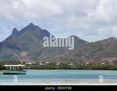 Blick auf Mount Bambou von der Küste der Ile Aux Cerfs, eine privat geführte Insel in der Nähe der Ostküste von Republik von Mauritius im Stadtteil Flacq. Stockfoto