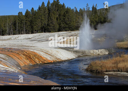 Die Klippe Geysir bricht in den schwarzen Sand Geyser Basin an der Yellowstone National Park 24. Oktober 2013 in Wyoming. Stockfoto