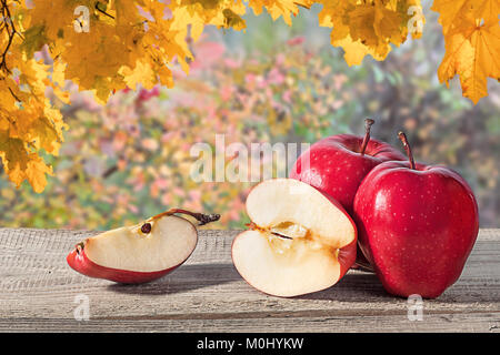 Mehrere Äpfel auf einem Holztisch Stockfoto