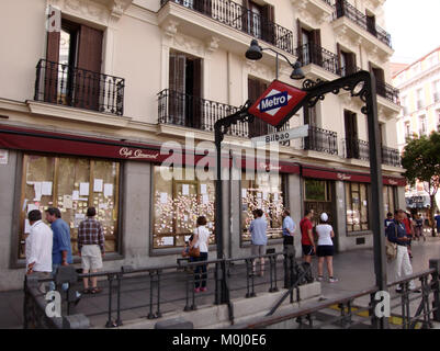 Das Café Comercial, eines der historischen Kaffeehäuser Madrids, befindet sich an der Glorieta de Bilbao. Die Fassade des Gebäudes repräsentiert die traditionelle spanische Stadtarchitektur und das kulturelle Erbe. Stockfoto
