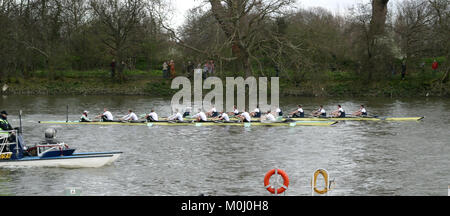 Während des Boat Race 2010 überholte die Cambridge University die Oxford University in der Nähe des Chiswick Pier und markierte damit einen entscheidenden Punkt beim jährlichen Ruderrennen auf der Themse. Das 1829 gegründete Rennen hebt die sportliche Rivalität und Tradition zwischen den beiden Universitäten hervor. Stockfoto