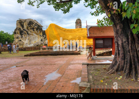 Asien, Thailand, Ayutthaya, Wat Lokayasutharam Tempel, der liegende Buddha Stockfoto