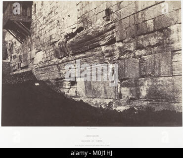 Ein Bild des antiken Tempelbergs in Jerusalem, das die Überreste des Salomonsbogens zeigt, der historisch den Moriah mit dem Berg Zion verband. Stockfoto