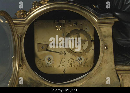 Eine französische Kaminuhr aus dem 18. Jahrhundert (Pendule de cheminée) aus dem Metropolitan Museum of Art, die feine Handwerkskunst mit dekorativem Design verbindet, das für den Rokoko-Stil charakteristisch ist. Stockfoto