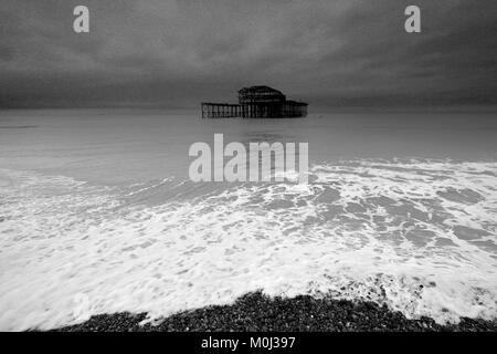 Dramatische Himmel über dem zerstörten West Pier, Brighton & Hove, East Sussex, England, Großbritannien Stockfoto