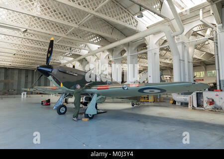 Hawker Hurricane, mit einer Supermarine Spitfire hinter, in einem Flugzeughangar am 23. September 2017 in Duxford Cambridgeshire, Großbritannien Stockfoto