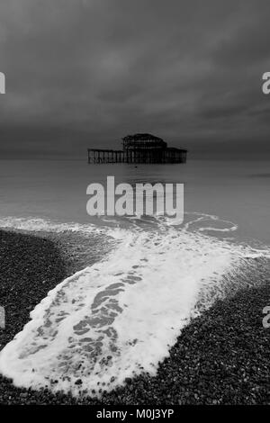 Dramatische Himmel über dem zerstörten West Pier, Brighton & Hove, East Sussex, England, Großbritannien Stockfoto