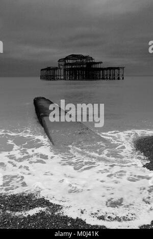 Dramatische Himmel über dem zerstörten West Pier, Brighton & Hove, East Sussex, England, Großbritannien Stockfoto