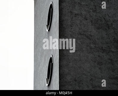 Foto der Treppe von einem Hochhaus bei schlechtem Wetter und schlechtes Licht, Schwarzweiß-Effekt, Abstract Stockfoto