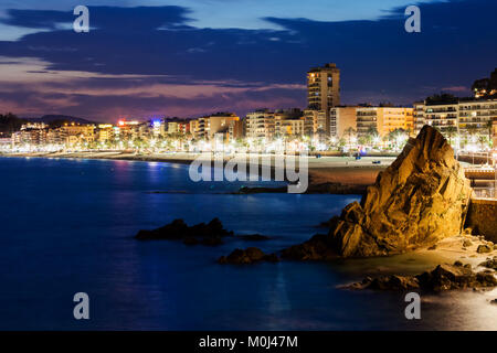 Lloret de Mar Badeort die Skyline in der Dämmerung durch das Mittelmeer an der Costa Brava in Katalonien, Spanien. Stockfoto