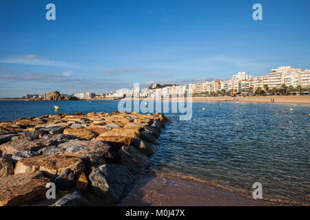 Ferienort Blanes an der Costa Brava in Katalonien, Spanien, wellenbrecher Felsbrocken auf Mittelmeer und die Skyline der Stadt. Stockfoto