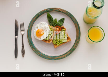 Spiegelei und Avocado auf Toast Stockfoto