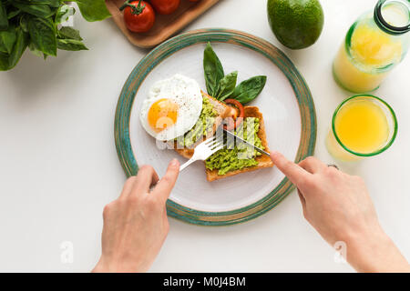 Spiegelei und Avocado auf Toast Stockfoto