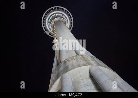 Der Sky Tower beleuchtet gegen einen schwarzen Himmel, Victoria Street, Auckland, Neuseeland Stockfoto