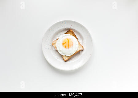Frühstück mit Spiegelei auf Toast Stockfoto