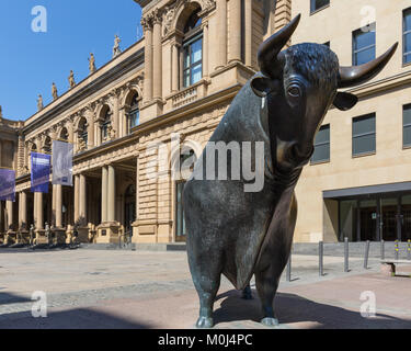 Der Bulle, Bulle und Bär Skulpturen, Bronze Figuren vor der Deutschen Börse, Frankfurt, Deutschland Stockfoto