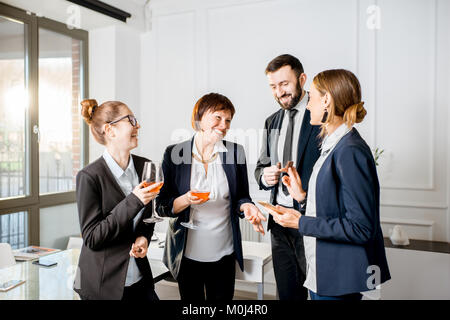Geschäft Leute während des Treffens mit Getränken im Büro Stockfoto