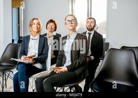 Geschäftsleute, die während der Konferenz im Publikum Stockfoto