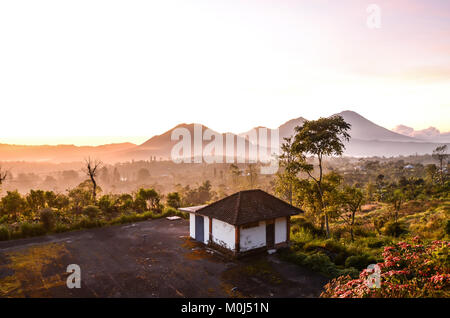 Haus Vulkan Caldera, am Rande des Mount Batur, Bali genommen. Stockfoto