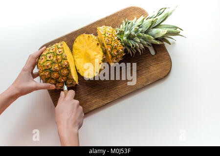 Person schneiden Ananas Stockfoto