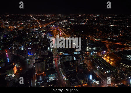 Ansicht bei Nacht über Auckland von der Aussichtsplattform im Sky Tower Stockfoto