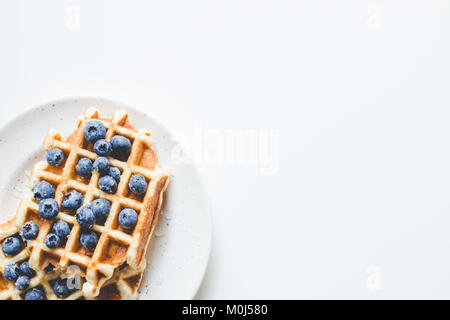 Stapel der leckere frische Waffeln mit Blaubeeren auf Platte Stockfoto