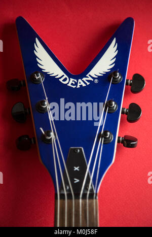 In der Nähe von Flying-V-kopfplatte Dean E-Gitarre. Stockfoto