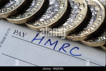 Prüfen sie BUCH UND EIN PFUND MÜNZEN MIT HMRC PAY NAMEN RE STEUER FINANZAMT STEUERN STEUERHINTERZIEHUNG Steuerhinterziehung usw. UK Stockfoto