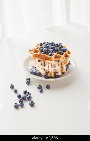 Platte mit Stapel von leckere frische Waffeln mit Blaubeeren Stockfoto