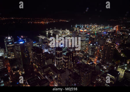 Ansicht bei Nacht über Auckland von der Aussichtsplattform im Sky Tower Stockfoto