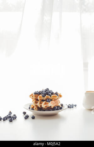 Frisch gebackene Waffeln mit Blaubeeren Stockfoto