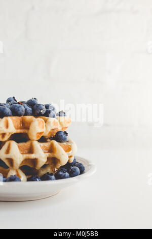 Teller mit frischen Waffeln mit Blaubeeren Stapel Stockfoto