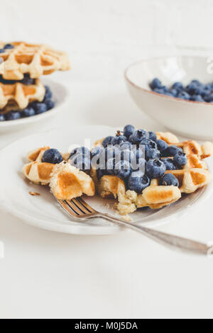 Zusammensetzung von frisch gebackenen Waffeln und Heidelbeeren zum Frühstück Stockfoto