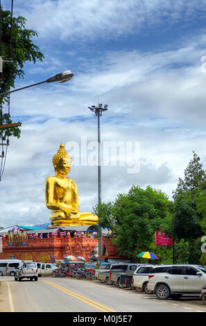 Asien, Thailand, Sop Ruak, riesige colden Buddha Statue Stockfoto