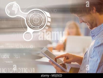 Mann mit Tablet mit Grafik Overlays Stockfoto