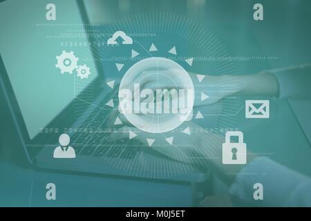 Hände schreiben auf Computer mit Grafik Overlays Stockfoto