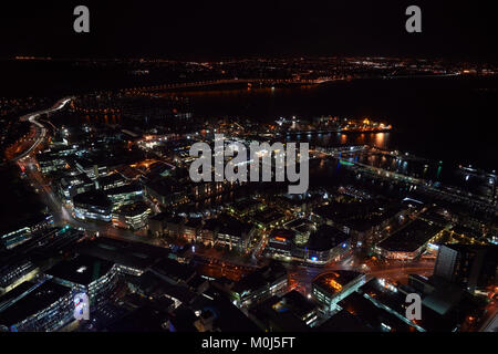 Ansicht bei Nacht über Auckland von der Aussichtsplattform im Sky Tower Stockfoto