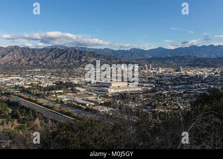 Hilltop Blick auf Downtown Glendale und der San Gabriel Mountains in Los Angeles County, Kalifornien. Stockfoto