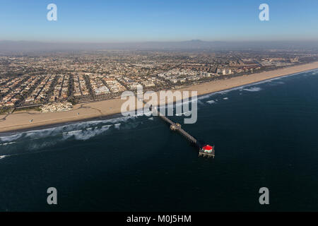 Luftaufnahme von Huntington Beach Pier in Orange County, Kalifornien. Stockfoto