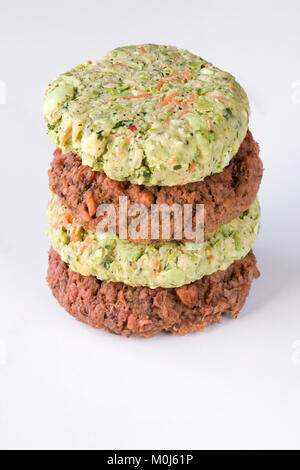 Vegetarische Burger. Rote-bete-Burger und Edamame Bean Burger. Stockfoto