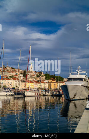 Hafen von Mali Losinj, Insel Losinj, Kroatien. Mai 2017. Stockfoto