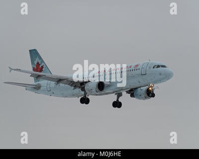 Air Canada Airbus A 320-211 nähern YUL Flughafen Dorval, Quebec Stockfoto