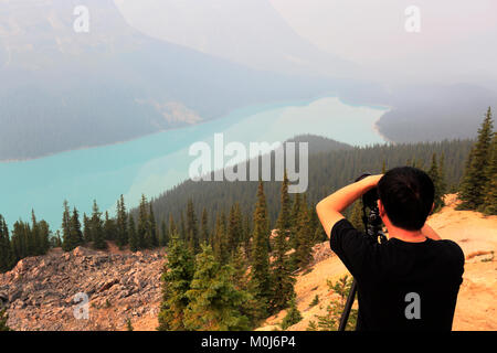 Touristen an der glazialen Peyto Lake, Route 93, Icefields Parkway, Banff Nationalpark und UNESCO-Weltkulturerbe, Rocky Mountains, Alberta, Kanada. Stockfoto