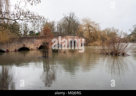 Sonning Brücke über die Themse in Sonning auf Themse in voller Flut. Stockfoto