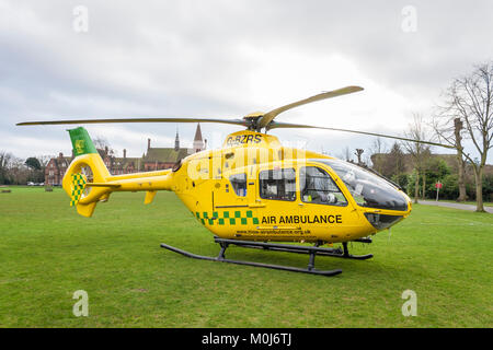 Der Hubschrauber der Flugambulanz von Hampshire und Isle of Wight, Eurocopter EC135, an der Reading School, um einen Patienten in das Royal Berkshire Hospital zu verlegen Stockfoto