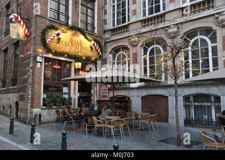 Brüssel, Belgien - 19 November, 2016: die Menschen besuchen Sie Brüssel Restaurantbereich mit Weihnachtsschmuck. Brüssel ist die Hauptstadt von Belgien. 1.8 Stockfoto