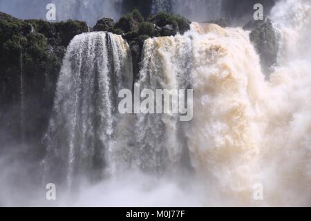 Iguazu Fälle - Wasserfälle auf Brasilien und Argentinien. Nationalpark und UNESCO-Weltkulturerbe. Blick von der argentinischen Seite. Stockfoto