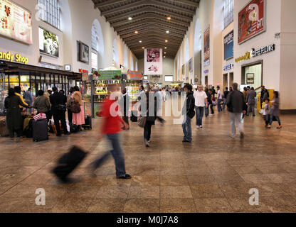 STUTTGART - 24. Juli: Reisende gehen am 24. Juli 2010 in Stuttgart Hauptbahnhof, Deutschland. Stuttgart Hauptbahnhof ist der größte in Wurttembe Stockfoto